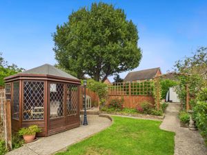 SUMMERHOUSE TO THE REAR OF THE GARDEN- click for photo gallery